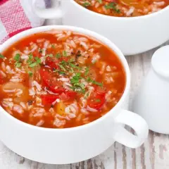 Ile ryżu na 3 litry zupy pomidorowej, aby uniknąć wodnistej konsystencji?
