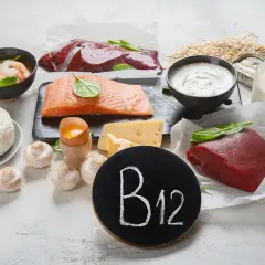 Produkty bogate w witaminę B12: wątróbka, łosoś, krewetki, wołowina, jajka, nabiał, ryby.