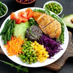 Kolorowa sałatka z kurczakiem, awokado, fasolką, marchewką, kukurydzą i czerwoną kapustą. Idealna na dietę niskowęglowodanową.