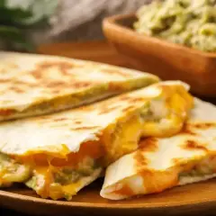 Pyszna quesadilla z ciągnącym serem i guacamole. Idealna na szybką kolację w 5 minut.