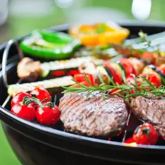 Pyszne steki, kiełbaski i warzywa na grillu. Idealne co na grilla na letni wieczór.