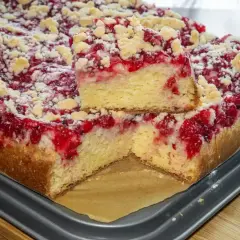 Puszyste i wilgotne ciasto drożdżowe z malinami i kruszonką. Idealne na deser, gdy szukasz sprawdzonego przepisu.