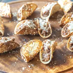 Mini tacos z mielonym mięsem i serem, posypane sezamem. Idealne przekąski na imprezę do wódki.