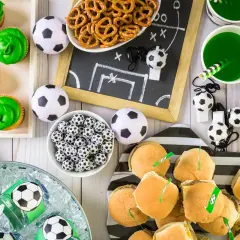 Idealne przekąski na mecz: zielone babeczki, mini burgery, napoje i piłkarskie gadżety.