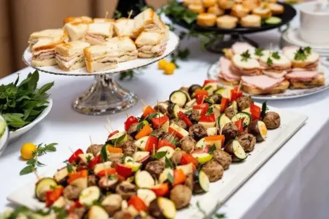 Ile kosztuje catering na imprezę? Sprawdź, by uniknąć nieprzyjemnych kosztów