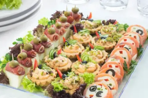 Ile kosztuje catering na 18 urodziny? Ceny, które Cię zaskoczą