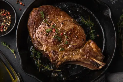 Soczysty stek wołowy w patelni, przyprawiony pieprzem i tymiankiem. Idealny przepis na obiad.