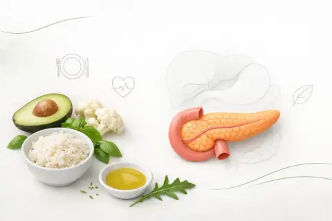 Zdrowe składniki jak ryż, awokado i kalafior wspierają dietę trzustkową. Obok model trzustki i wątroby.