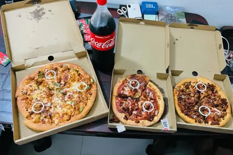 Ile cm ma duża pizza w Pizza Hut? Zaskakujące wymiary!