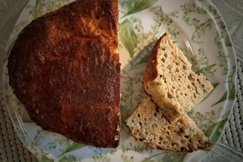 Chleb keto z twarogu i jajek, pyszny i puszysty, z chrupiącą skórką. Idealny na śniadanie.