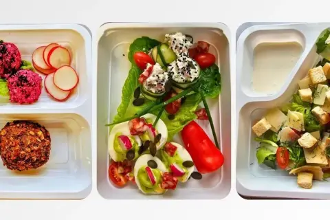 Ile kosztuje dieta pudełkowa? Miesięczny koszt i porady