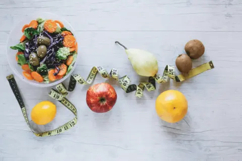 Zdrowa dieta, owoce, warzywa i miarka krawiecka. Czy to dieta FODMAP? Co to jest?