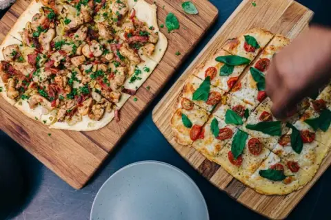 Jak układać składniki na pizzy, aby uzyskać idealny smak i chrupkość