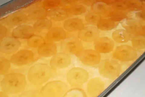 Przepis na ciasto bananowe na herbatnikach – łatwy deser bez pieczenia