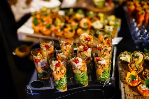 Jak wygląda catering do domu? Odkryj różnorodność i smaki, które zachwycą