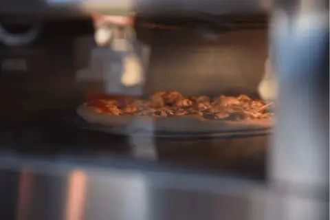 W jakiej temperaturze piec pizzę i jak długo, aby uniknąć błędów?
