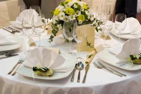 Ile kosztuje catering na wesele? Poznaj ukryte koszty i opcje
