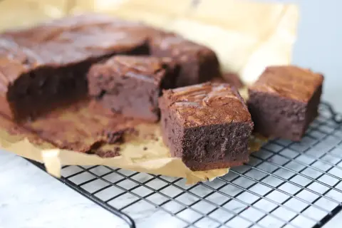 Pyszne, klasyczne brownie przepis. Czekoladowe kwadraty na kratce, pachnące domem.