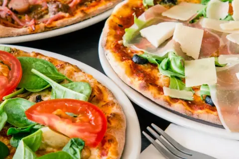 Ile kalorii ma duża pizza? Zaskakujące różnice w kaloryczności