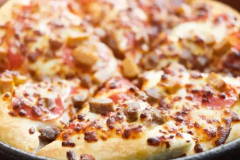 Jak zrobić pizzę na patelni w 15 minut – łatwy przepis bez piekarnika