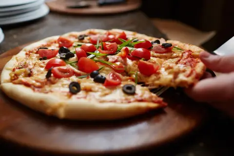 Ile waży pizza 30 cm? Zaskakujące fakty o wadze pizzy