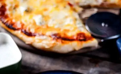 Przepis na pizze jak z pizza hut - idealne ciasto i smaki, które zachwycą