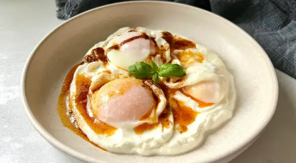 Jajka w koszulce na kremowym jogurcie z przyprawami. Idealne na śniadanie w stylu dieta niskowęglowodanowa przepisy.