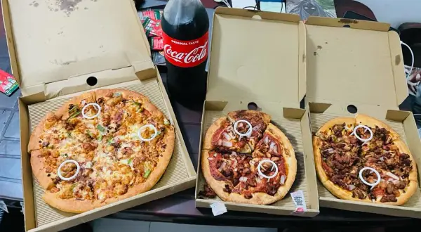 Ile cm ma duża pizza w Pizza Hut? Zaskakujące wymiary!