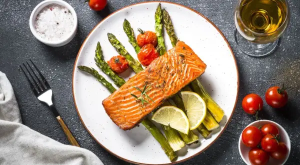 Łosoś z szparagami i pomidorkami, idealny posiłek na co to jest dieta keto.