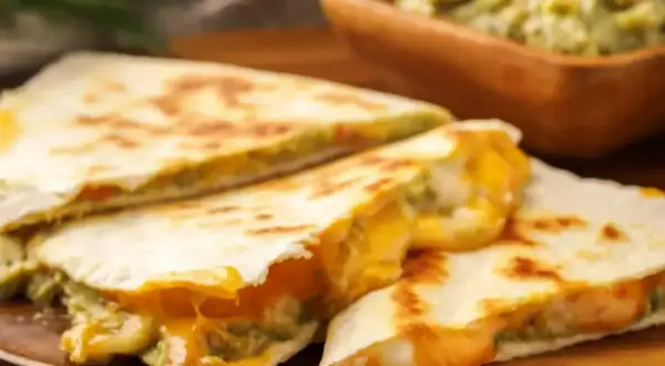 Pyszna quesadilla z ciągnącym serem i guacamole. Idealna na szybką kolację w 5 minut.