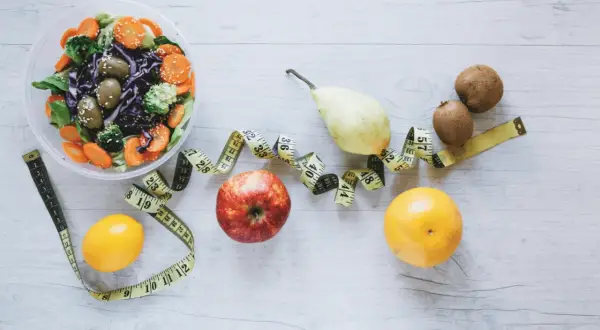 Zdrowa dieta, owoce, warzywa i miarka krawiecka. Czy to dieta FODMAP? Co to jest?