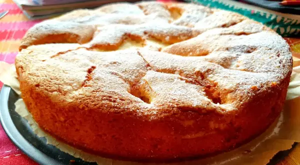 Najprostsze ciasto ucierane, lekko oprószone cukrem pudrem, czeka na spróbowanie. Idealne na deser po szkole.