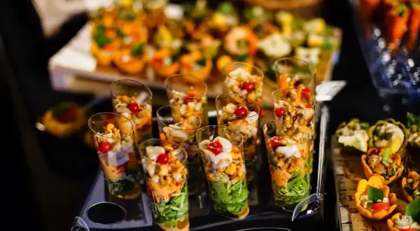 Jak wygląda catering do domu? Odkryj różnorodność i smaki, które zachwycą