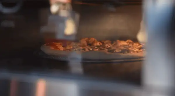 W jakiej temperaturze piec pizzę i jak długo, aby uniknąć błędów?