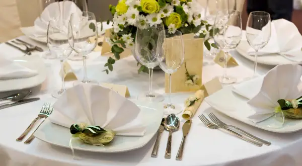Ile kosztuje catering na wesele? Poznaj ukryte koszty i opcje