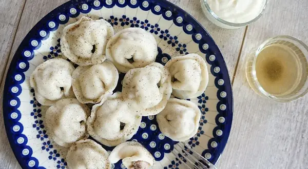Pyszne pierogi ukraińskie, gotowe do zanurzenia w śmietanie lub bulionie.