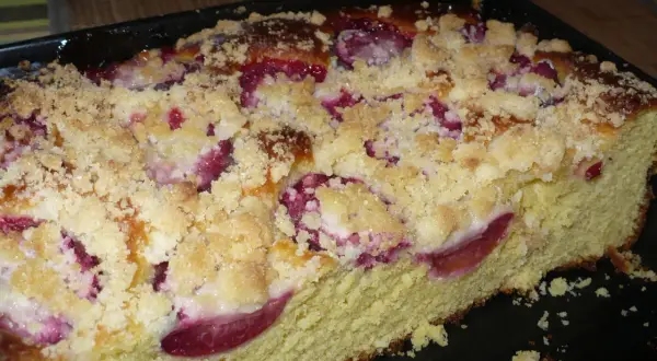 Proste ciasto drożdżowe ze śliwkami i kruszonką, pachnące latem. Idealne na podwieczorek.