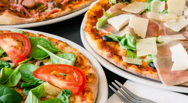 Ile kalorii ma duża pizza? Zaskakujące różnice w kaloryczności