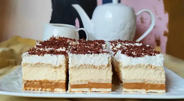 Pyszne ciasto z kremem i polewą czekoladową, idealne na każdą okazję. Ten przepis na ciasto zachwyci każdego!