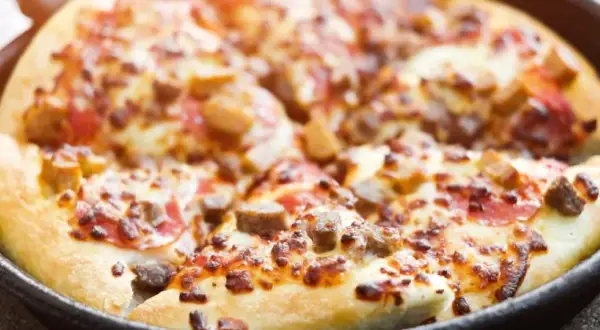 Jak zrobić pizzę na patelni w 15 minut – łatwy przepis bez piekarnika