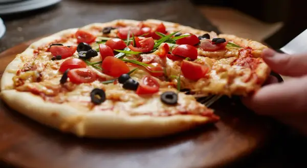 Ile waży pizza 30 cm? Zaskakujące fakty o wadze pizzy