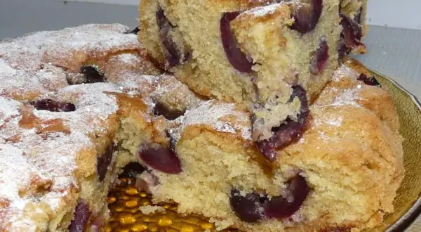 Przepis na ciasto z ciemnym winogronem, które zachwyci każdego smakosza