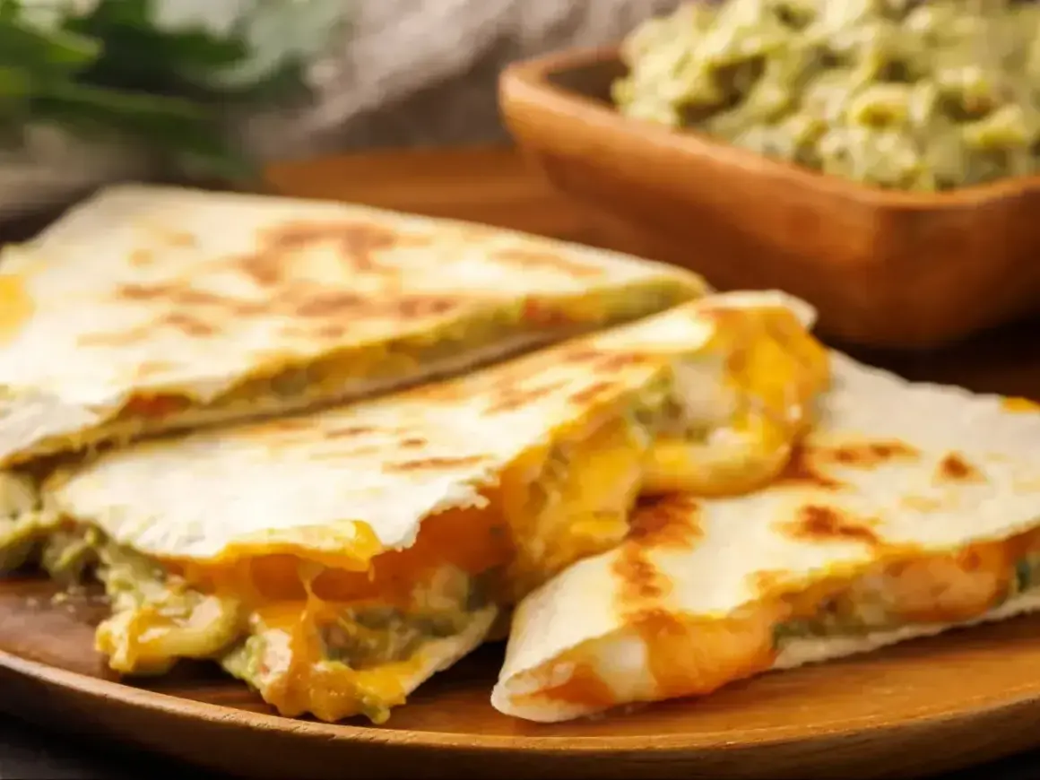 Pyszna quesadilla z ciągnącym serem i guacamole. Idealna na szybką kolację w 5 minut.