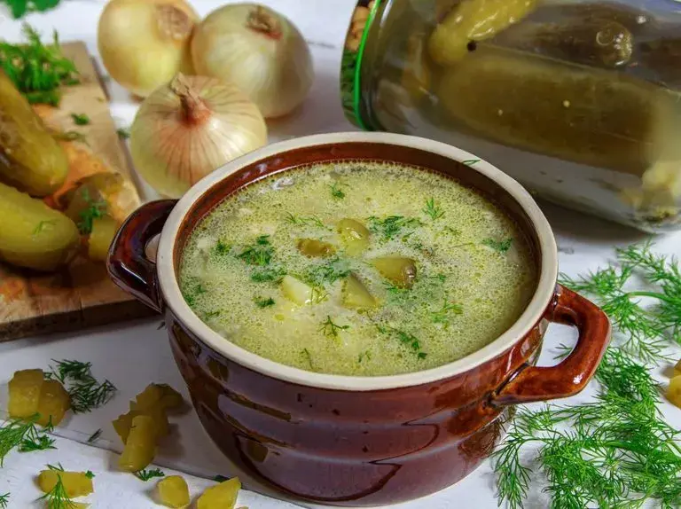 Jak skutecznie zagęścić zupę ogórkową - sprawdzone metody i porady