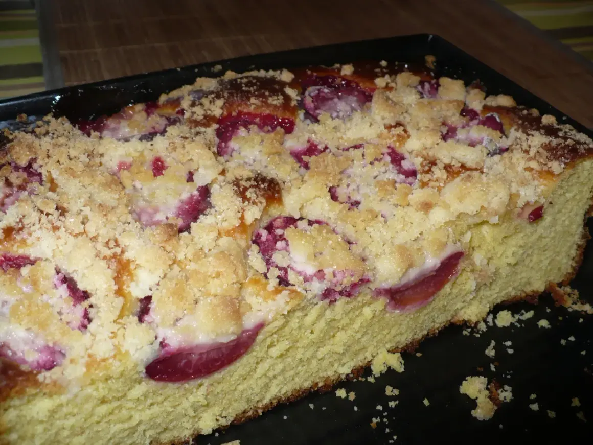 Proste ciasto drożdżowe ze śliwkami i kruszonką, pachnące latem. Idealne na podwieczorek.