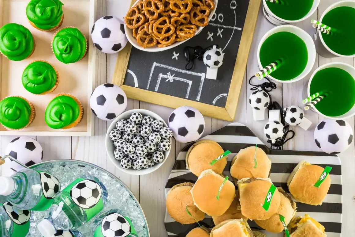 Idealne przekąski na mecz: zielone babeczki, mini burgery, napoje i piłkarskie gadżety.