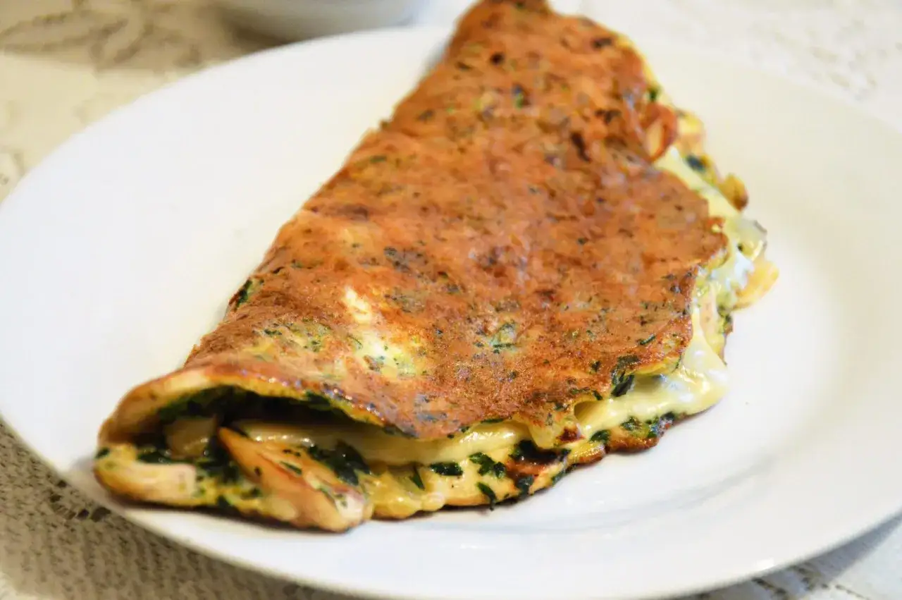 Złocisty omlet z serem i ziołami, idealny na szybką kolację w 5 minut.