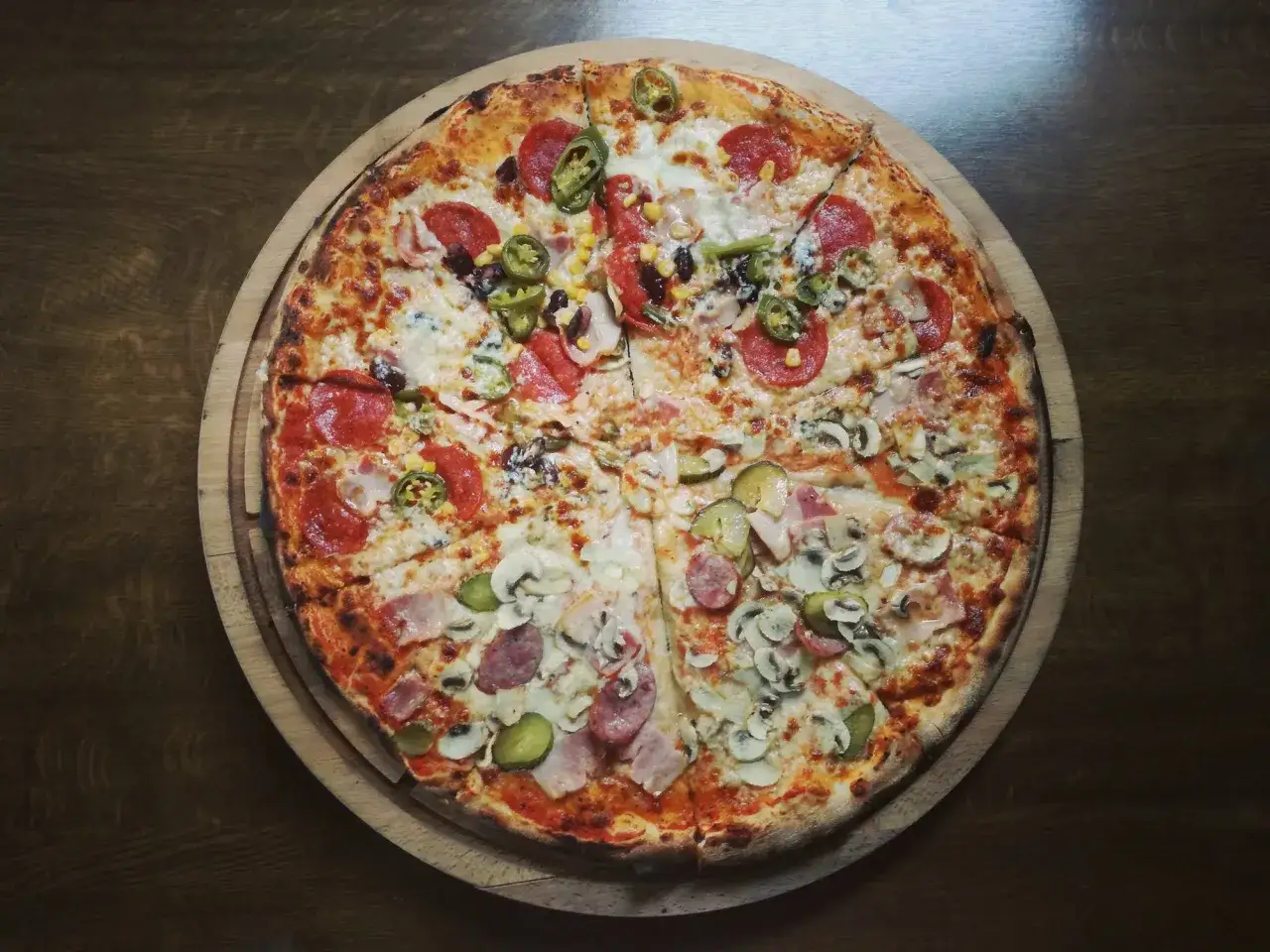Zdjęcie Ile kalorii ma duża pizza? Zaskakujące różnice w kaloryczności