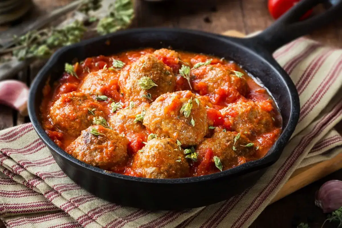 Pyszne klopsiki w sosie pomidorowym, idealne na dietę wątrobową. Co można jeść? Tabela z przepisami pomoże!