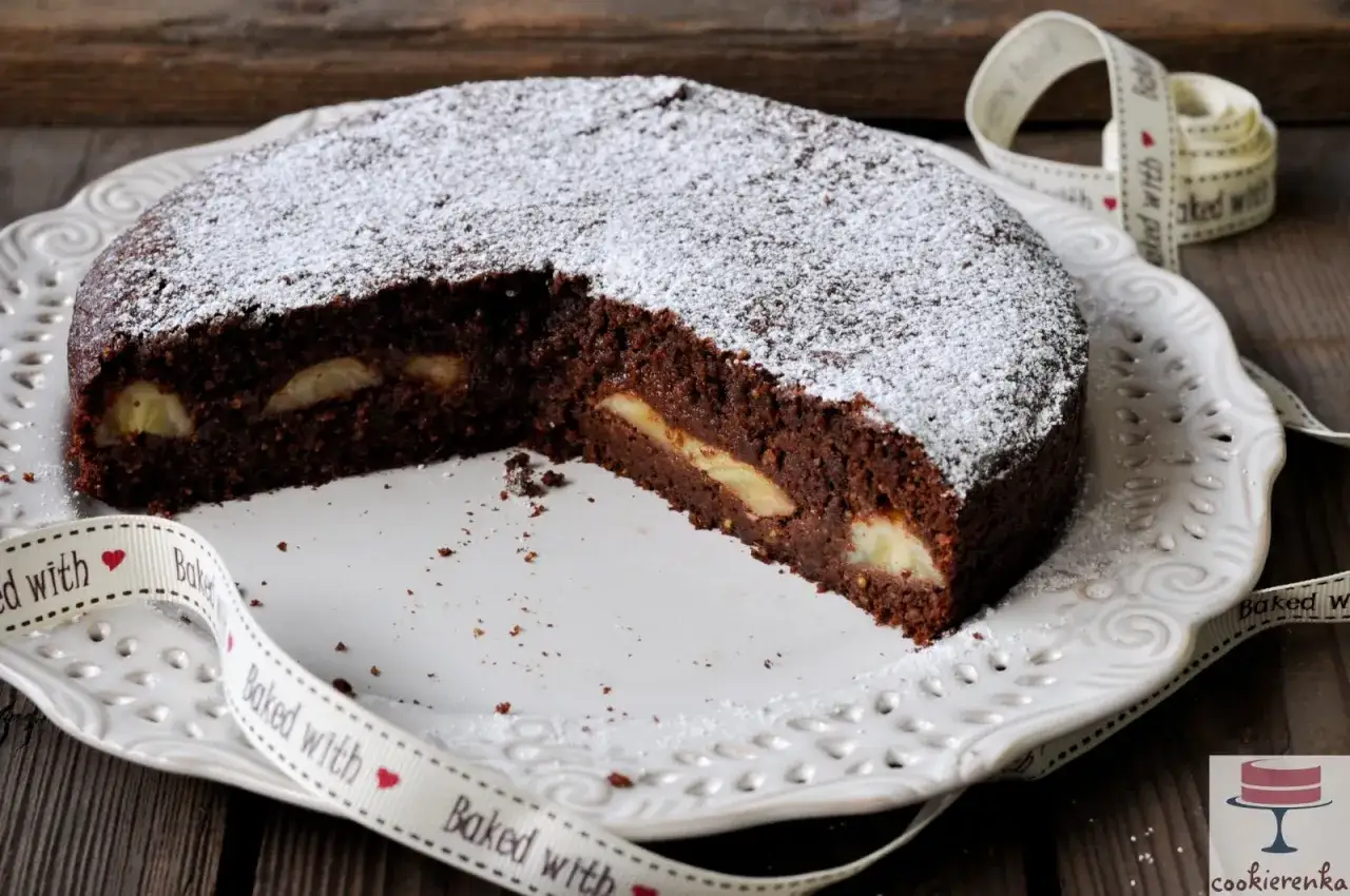 Czekoladowa babka z kawałkami jabłek, posypana cukrem pudrem. Idealna na co dzień i od święta.